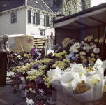 859507 Afbeelding van een bloemenkraam op de bloemenmarkt op het Janskerkhof te Utrecht.